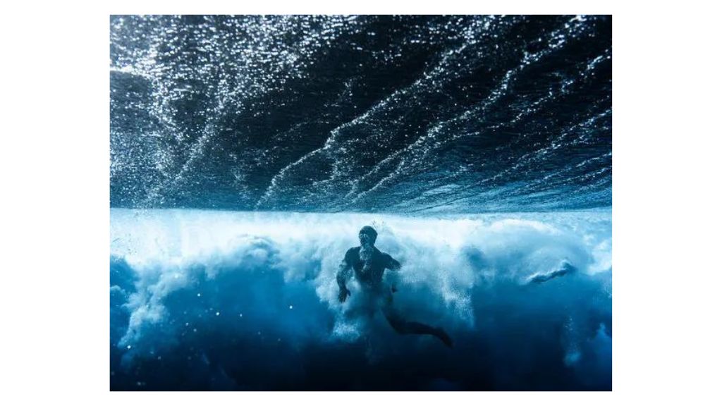 Ocean Photographer Tracks Huge Waves in Tahiti's Waters